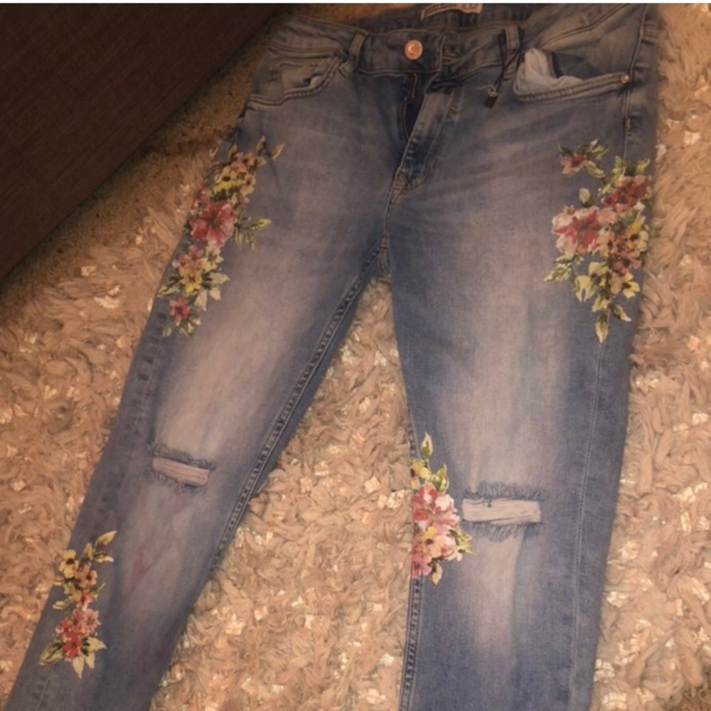 Zara lightly distressed flower embroidered jeans